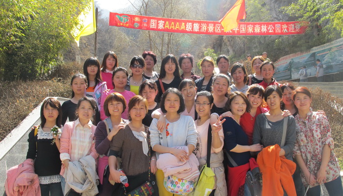 华萃路桥公司组织女员工积极参加“庆三八”郊游活动